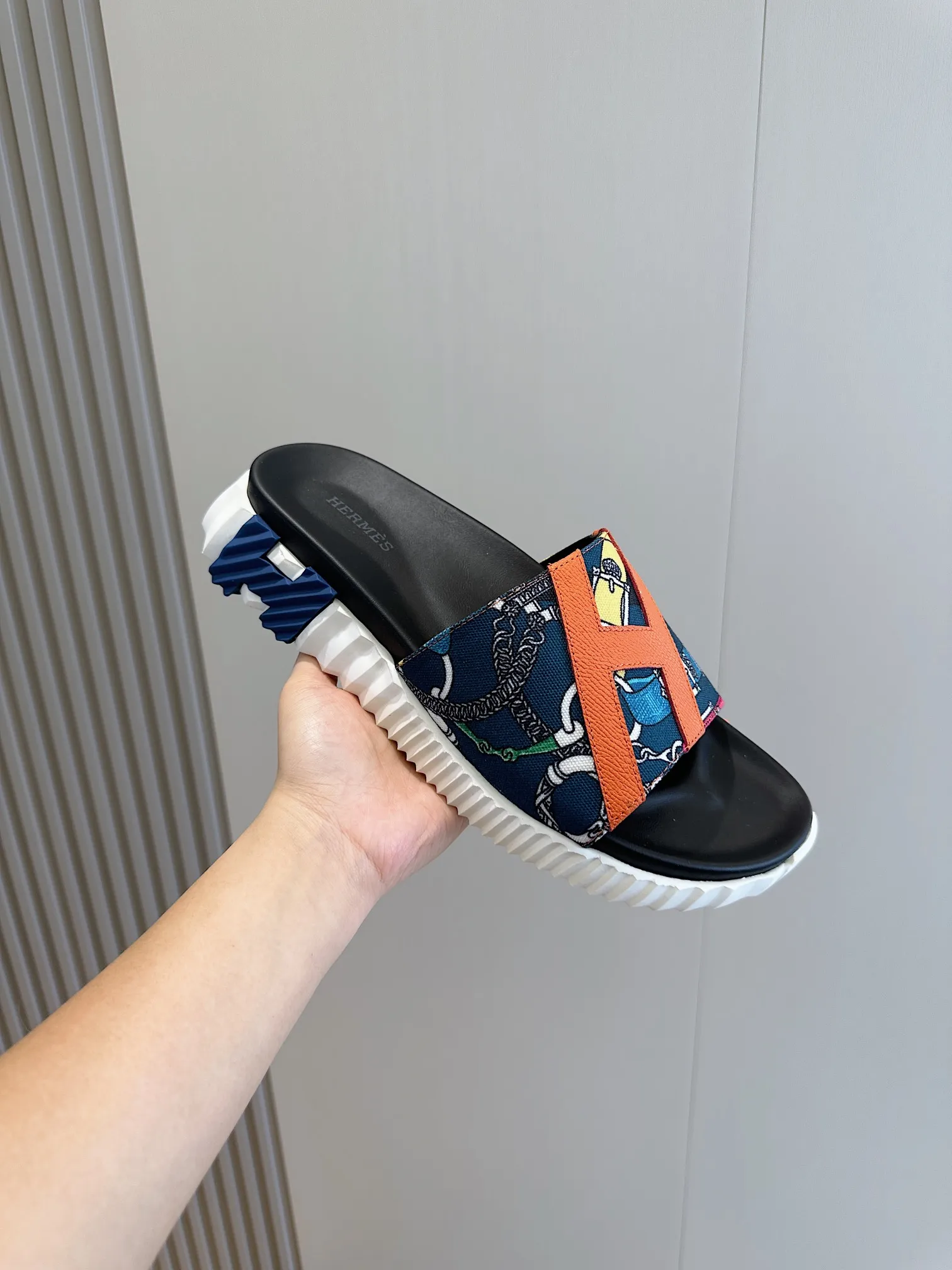[HERMÈS] Top men's shoes 💰: 340💰 Size: 39-44 (38.45 46 custom-made) Herme*H Home Hermès Men's Sandals and Slippers - Original Replica Purchase the original version and make it one to one, the outsole is privately modeled, and the outsole color corresponding to each color is the same as the original version. Come to those who know the stuff 💪 The ultra-light soles are designed in contrasting colors, and they feel so comfortable on your feet! Calfskin, cowhide feet, private mold outsole.